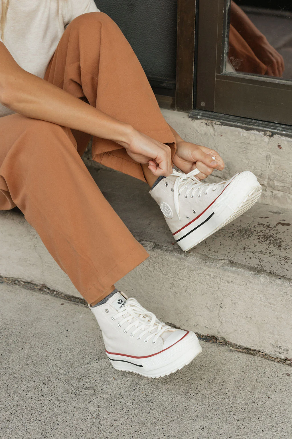 Victoria Wallen Sneakers-Crudo - Image 3